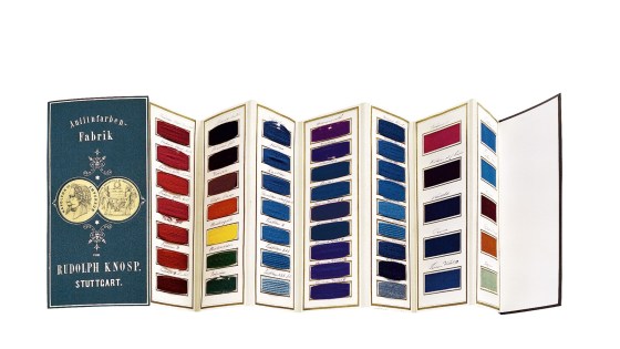 rozložené leporelo historického vzorníku s mnoha barevnými obdélníčky představujícími nabídku barev