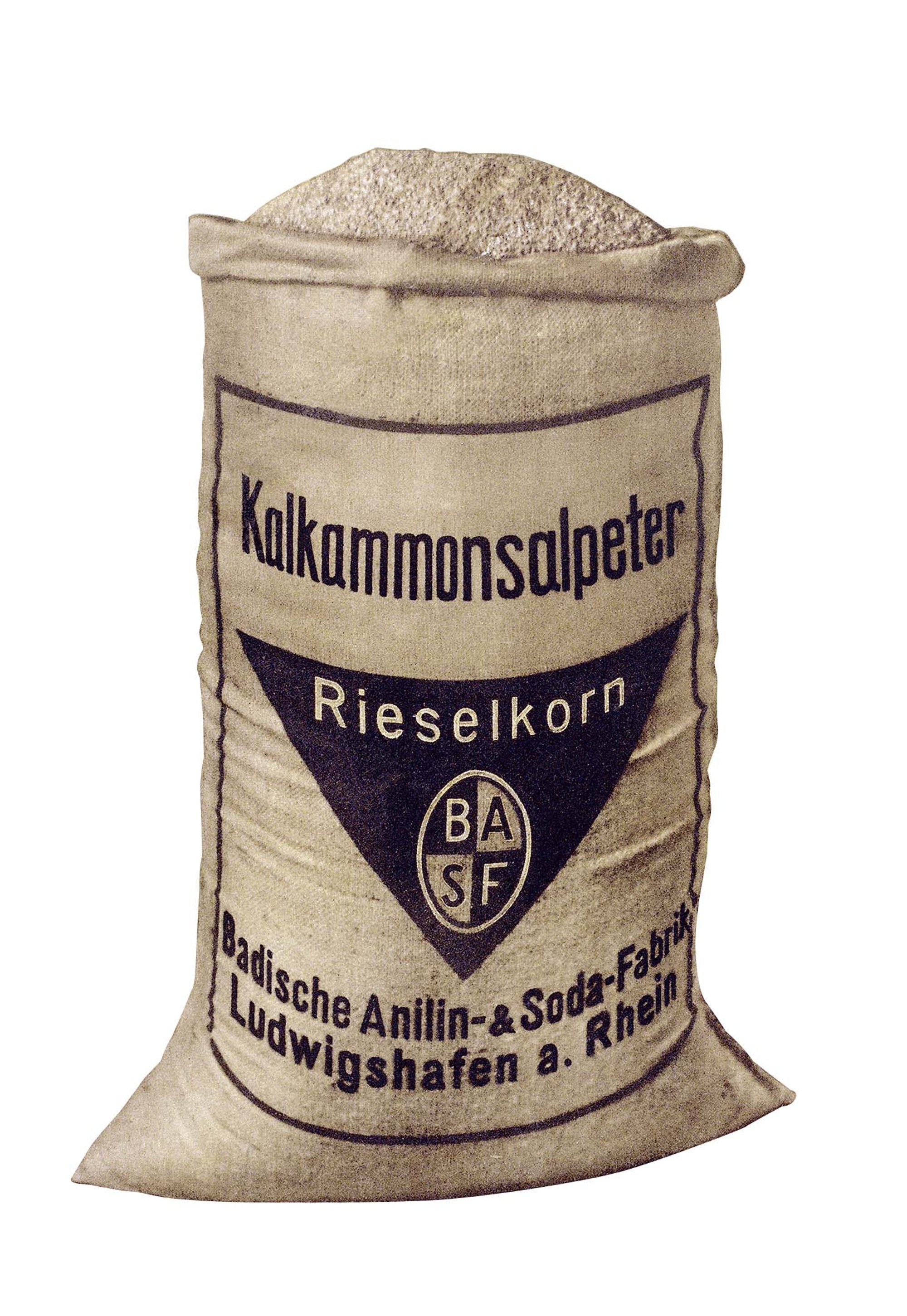 na výšku stojící pztel s německými nápisz, nahoře odhrnutý a obsahující pevné hnojivo