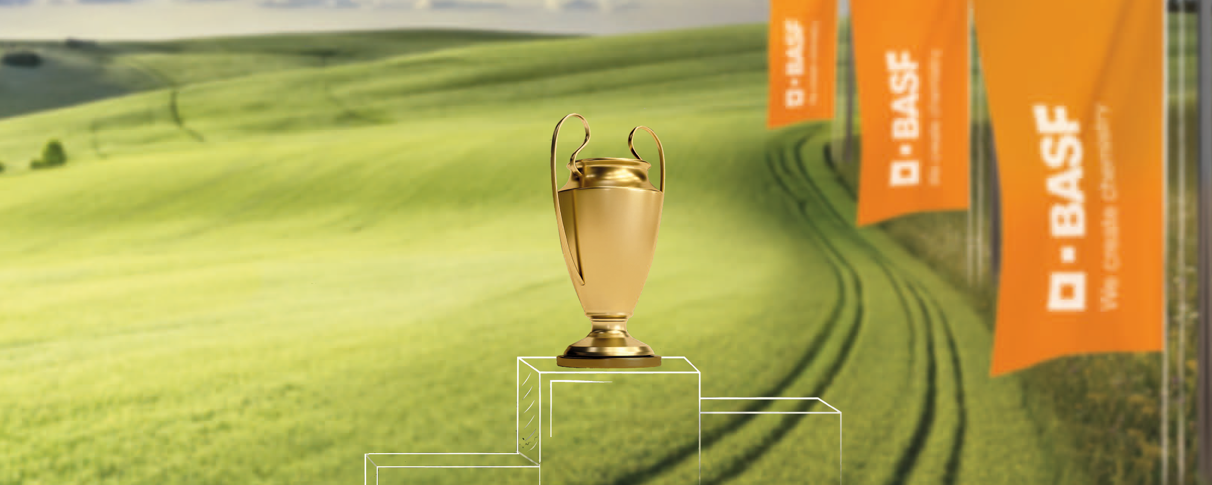 pohár na stupních vítězů s pozadím upraveného pole se stopami možná od běžek, které sousedí s plevelem