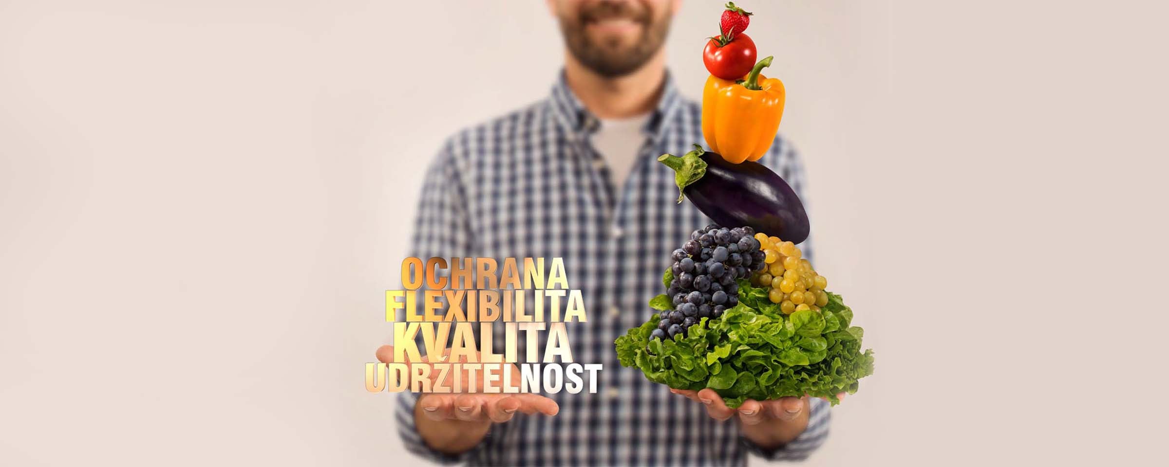 muž na rukách balancuje se spoustou zeleniny