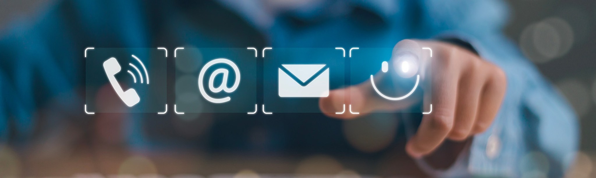 ruka prstem volí z nabídky piktogramů pro komunikaci: sluchátko, zavináč, obálka či smajlík