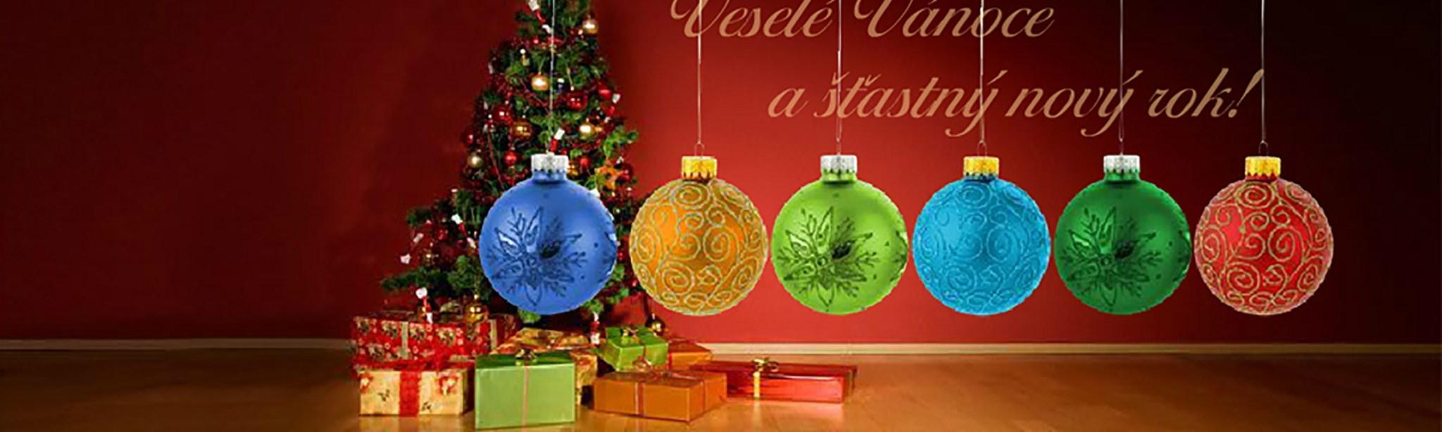 stromeček s dárky má před sebou 6 ozdobných skleněných koulí